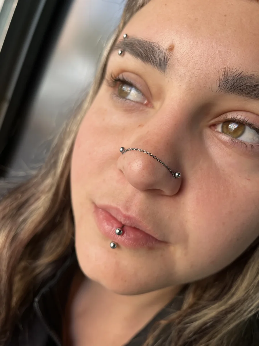 Piercings en la ceja, la nariz y el labio realizados en The Club