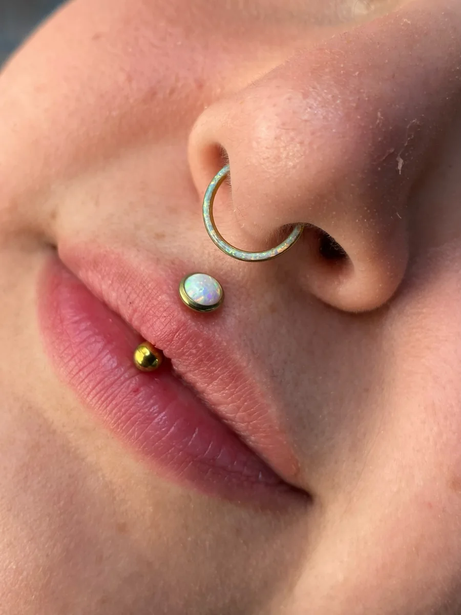Piercing septum y piercings en el labio realizados en The Club