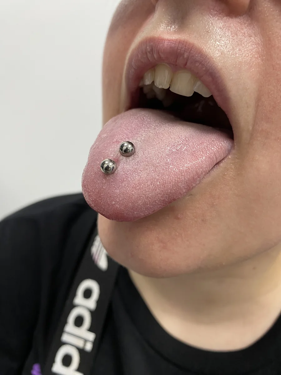Piercing doble en la lengua realizado en The Club