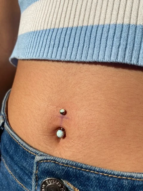 Piercing en el ombligo realizado en The Club