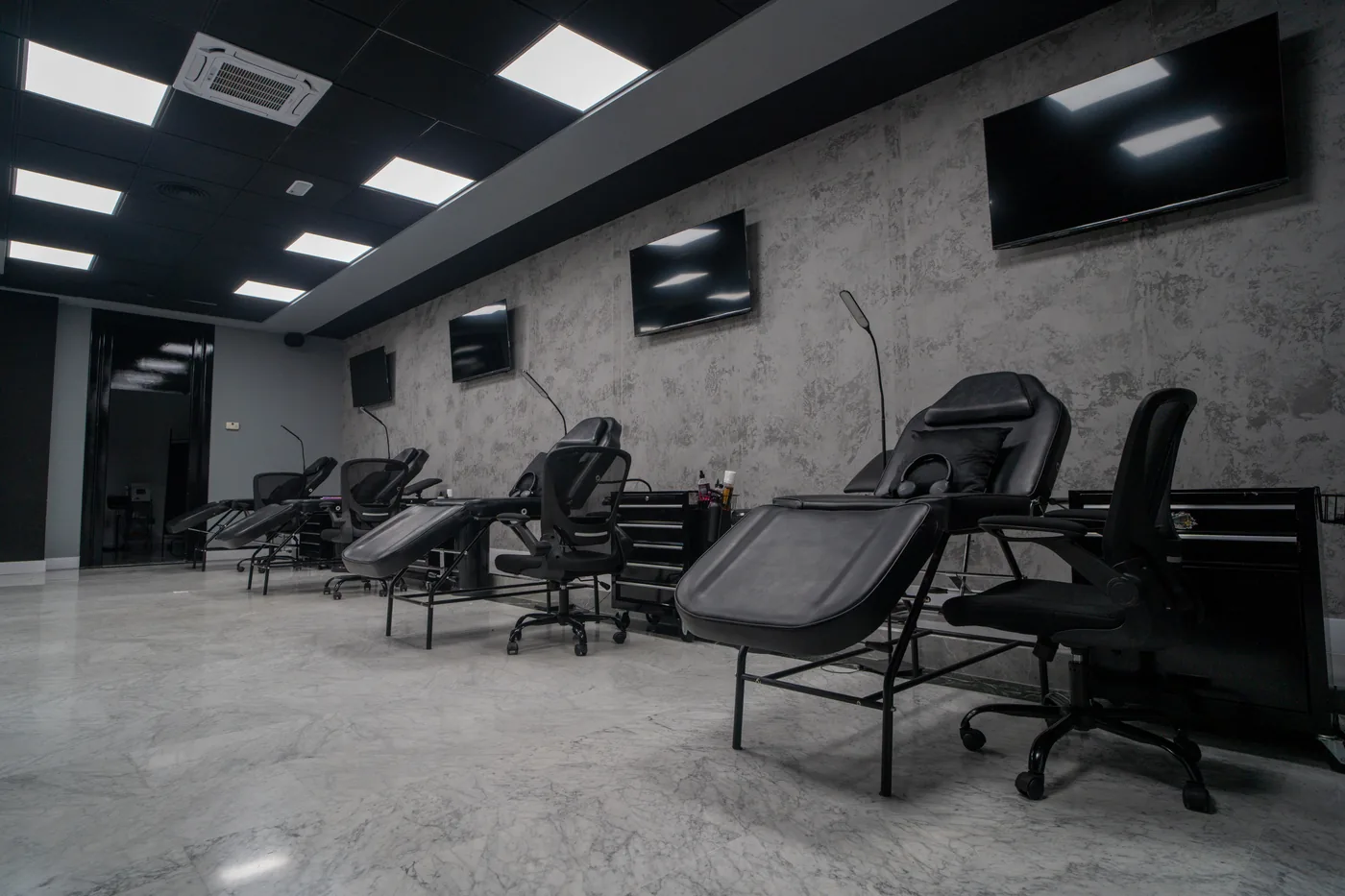 Zona de tatuajes del estudio The Club Tattoo & Barber en Málaga